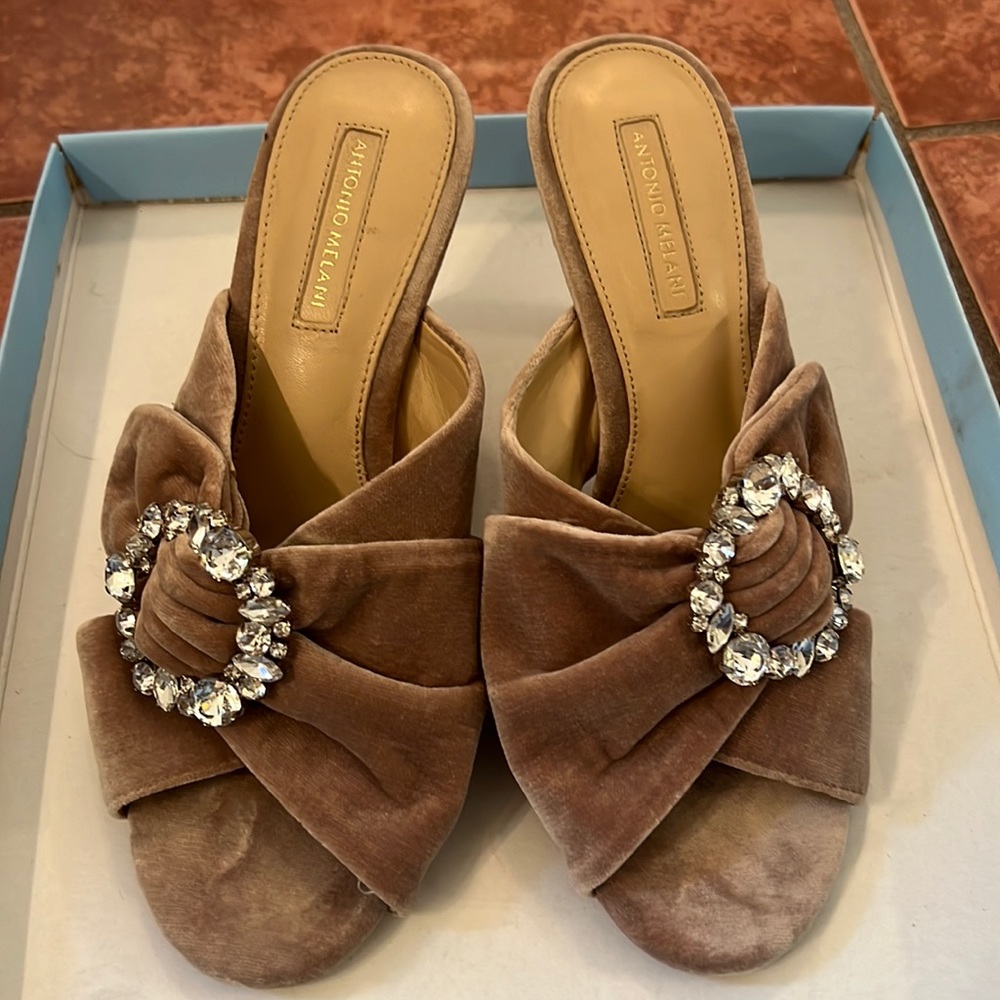 A Antonio Melani Velvet beige beautiful heel
